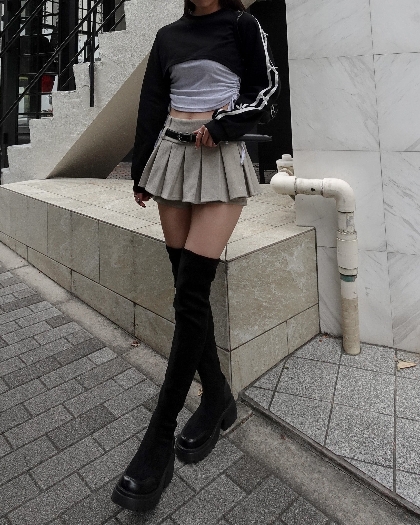 UNTI SHOLD ロングブーツ UNTISHOLD〉のブーツが繋ぐ、ストリート×モードな秋スタイル