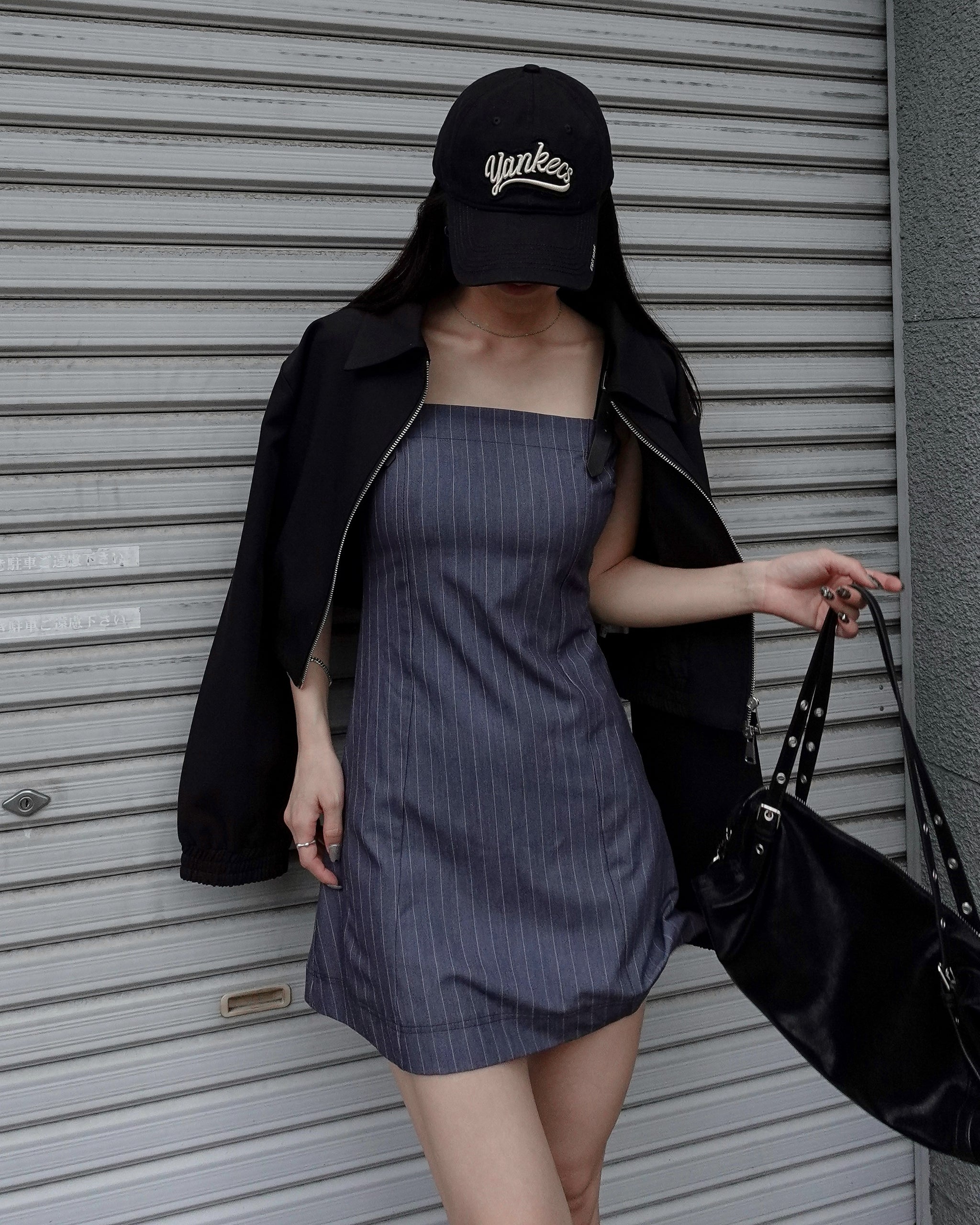 黒のストライプミニワンピース ベルトストラップストライプミニワンピース – menot