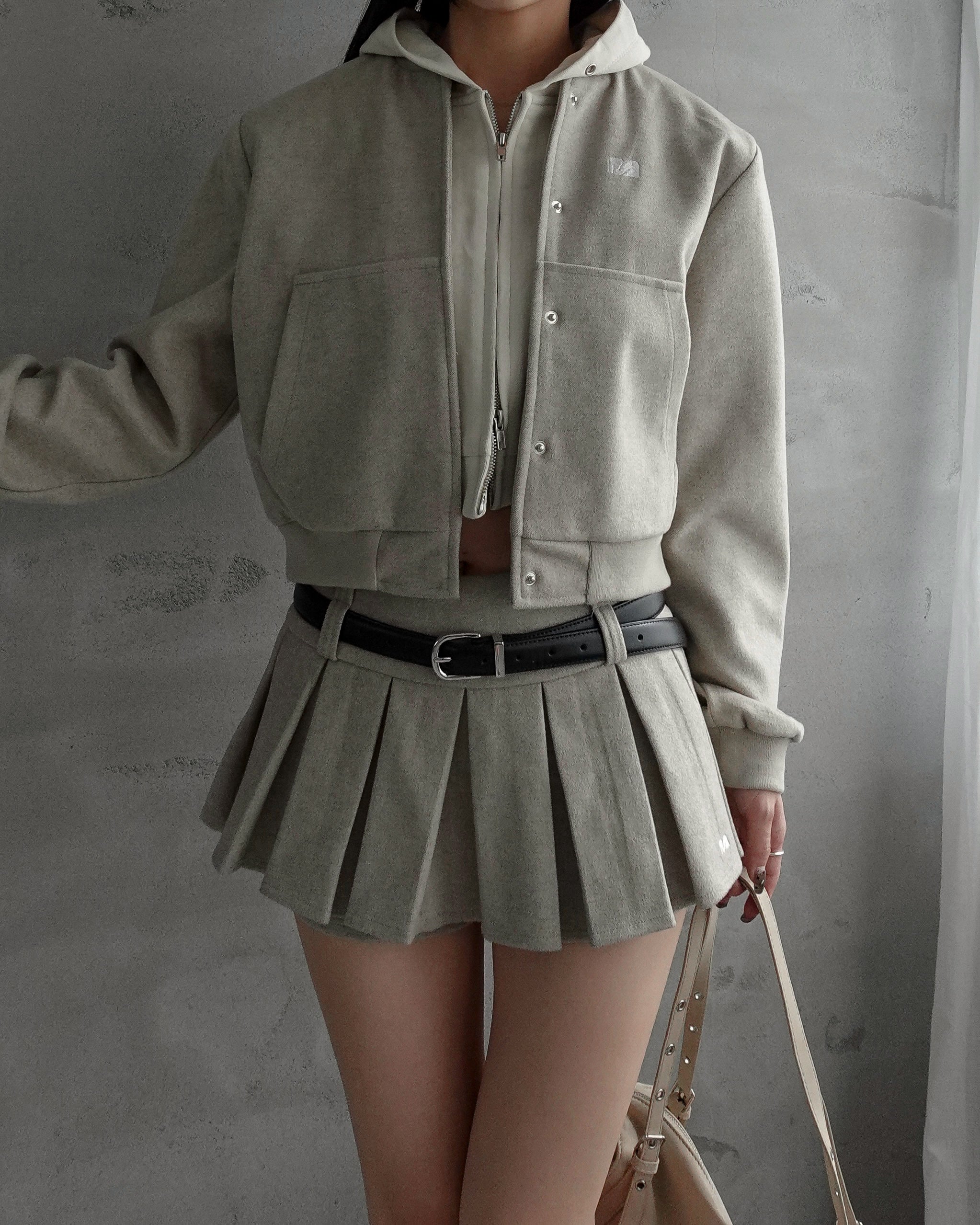 オリーブ色 プリーツ ショートパンツ ベルト付き オリーブ色 プリーツ ショートパンツ ベルト付き