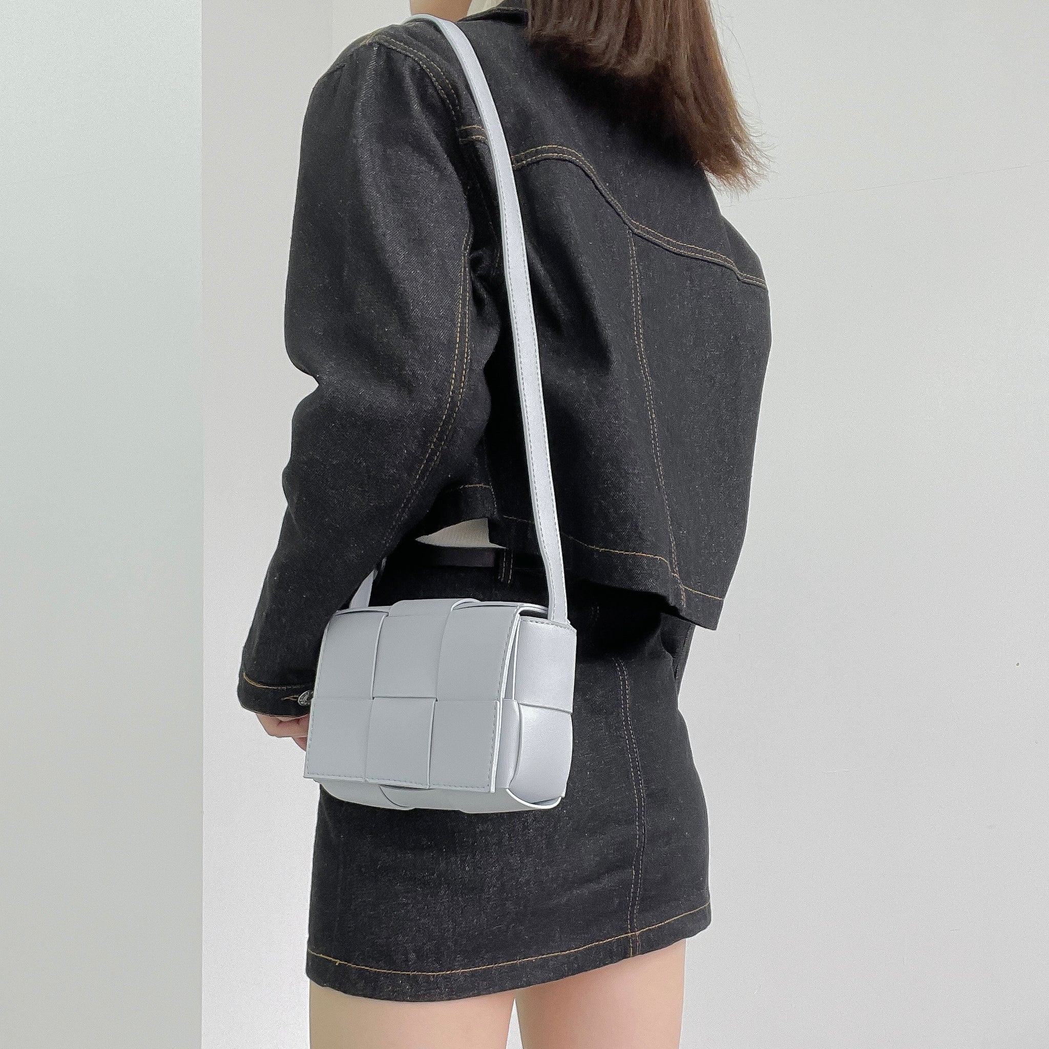 INTREX イントレチャート　本革　ミニショルダーバッグ　ミニバッグ INTREX ショルダーバッグ 美品 レザーバッグ ミニショルダー