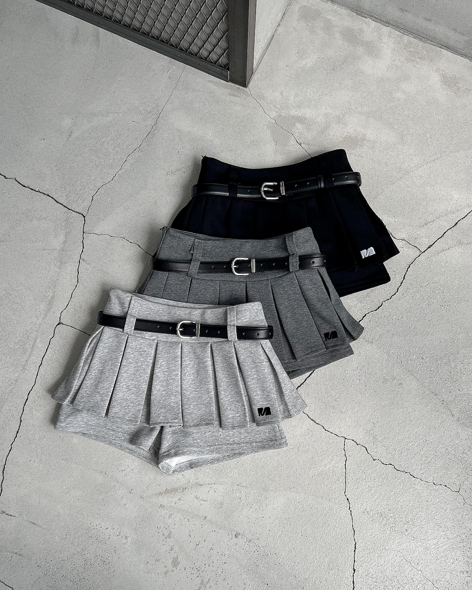 menot プリーツスカート ダークグレー　ショートパンツ プリーツデザインショートパンツ – menot